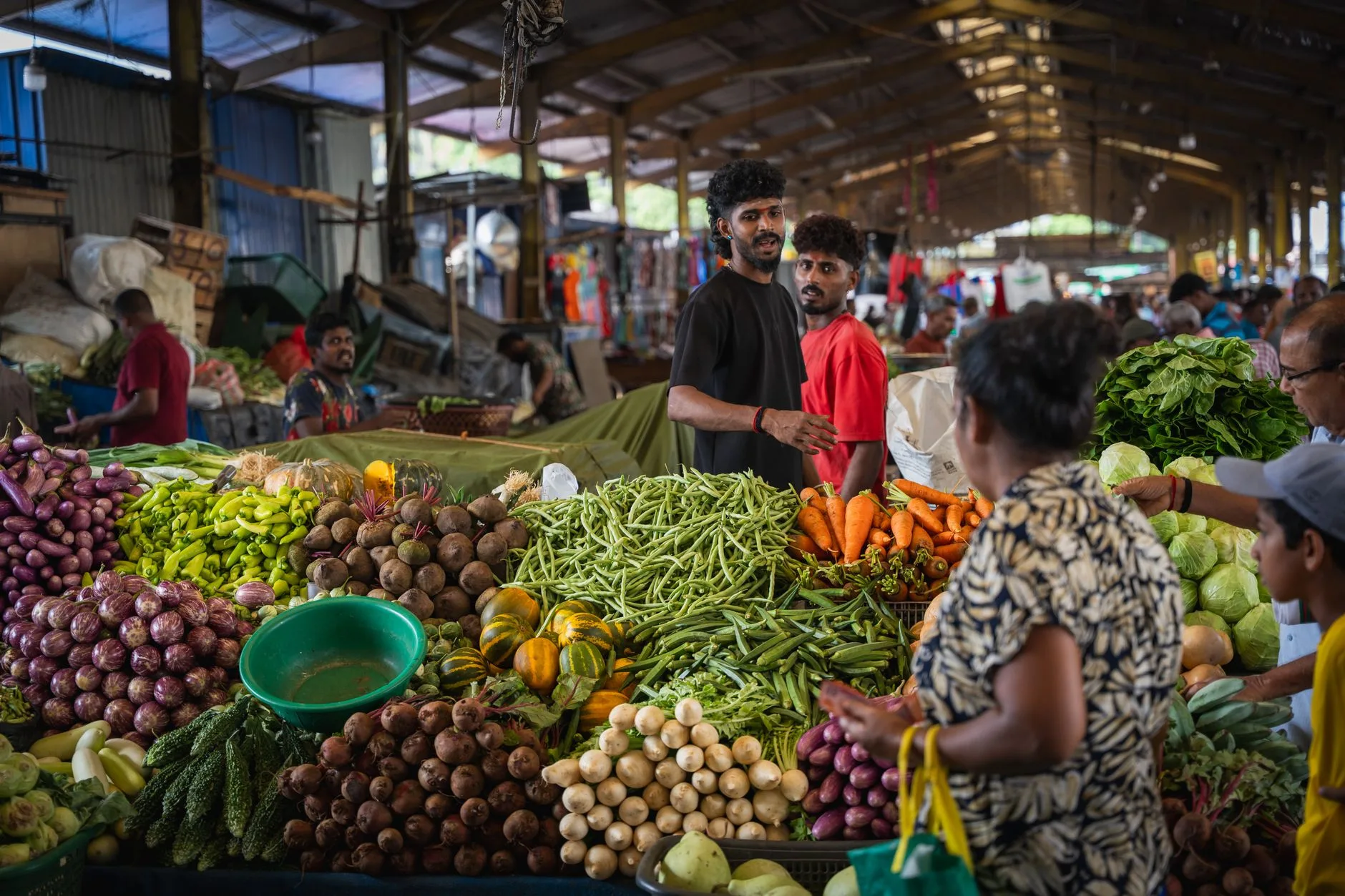 Marché animé de Pettah à Colombo avec des étals de produits frais et de street food