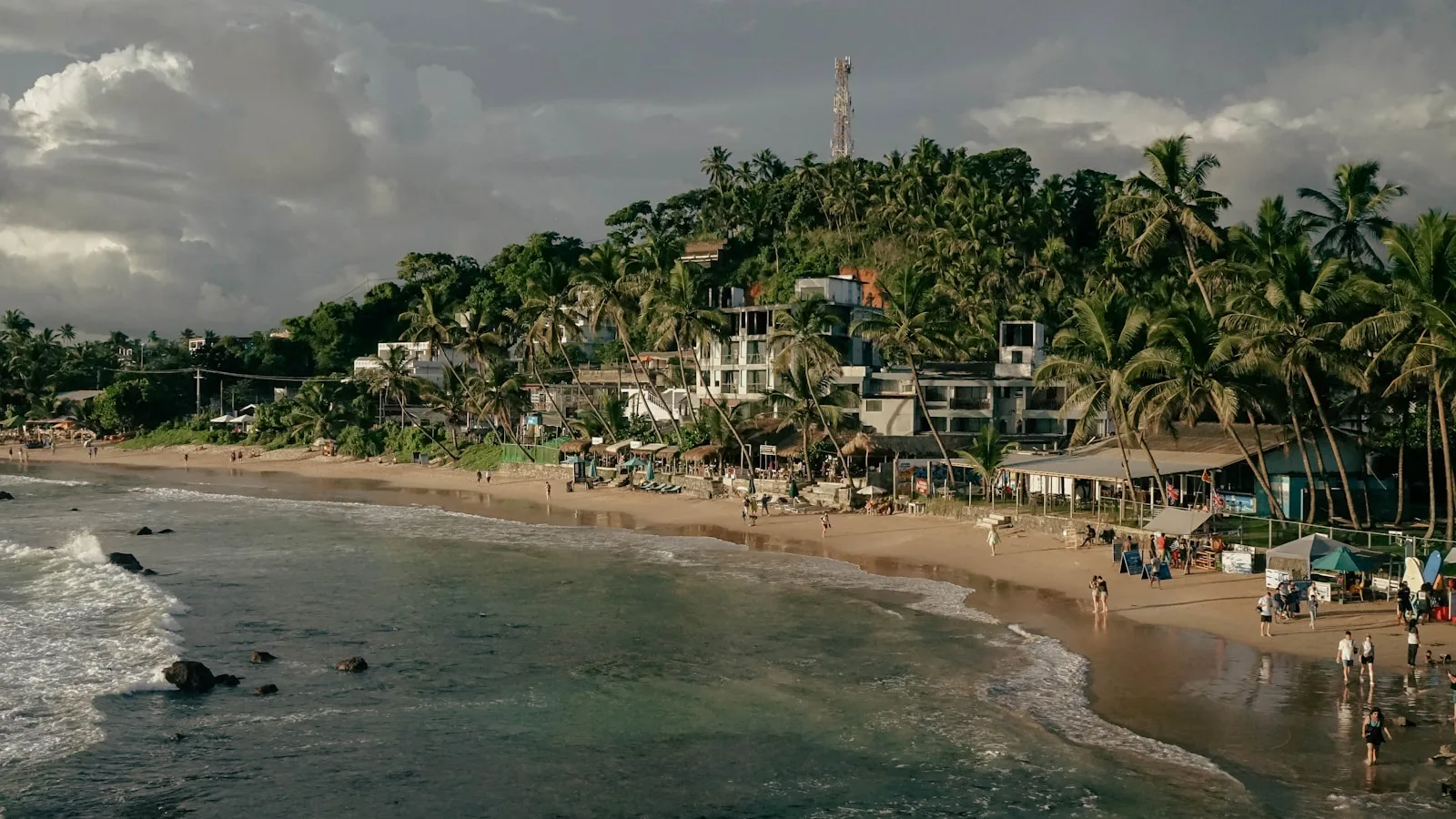 La plage de Mirissa et Parrot Rock